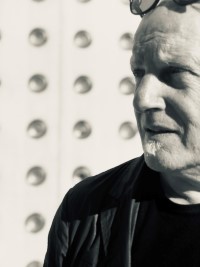 Staffan Bengtsson, filmproducent, framför Liljevalchs nya tillbyggnad på Djurgården. Foto: Privat